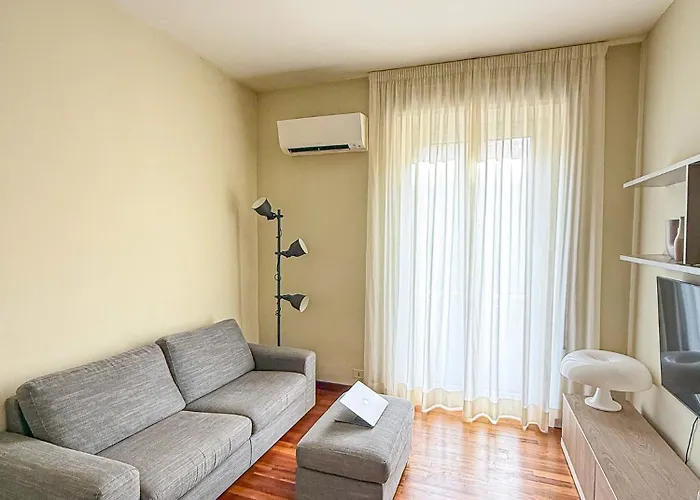 Boutique - 2 Steps From Subway * Rom