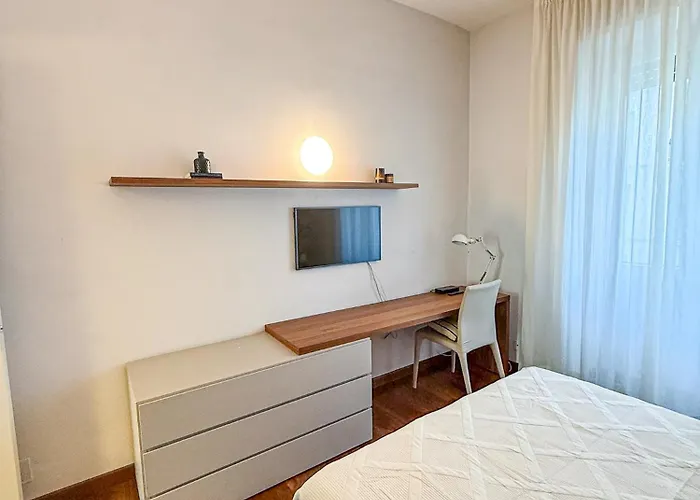 Boutique - 2 Steps From Subway *